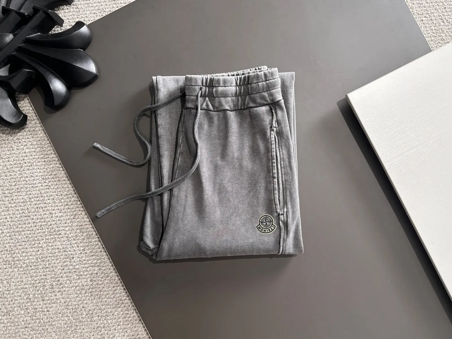 Next day shipment P360 Stone lsland/Stone Island Mouth Joint Exclusive launch of 25ss autumn and winter new high-quality trousers Compare real-life details at will The craftsmanship that ordinary small workshops cannot copy Top-level ZP development Unique imported fabric feel Purely imported German machine production Precision operation Ten thousand needle density A pair of trousers with rich details You can see the development strength A full set of new accessories can be customized simultaneously Simple yet elegant Soft, delicate and comfortable The upper body is versatile and fashionable A perfect choice for autumn and winter. A must-have item. Loose fit. Please refer to the size chart when placing an order: S to XL (or state your height and weight when placing an order)